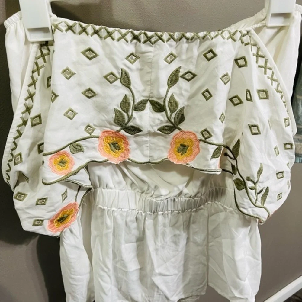 Gimmicks BKE Embroidered Floral Off‎ The Shoulder Top. Size Small